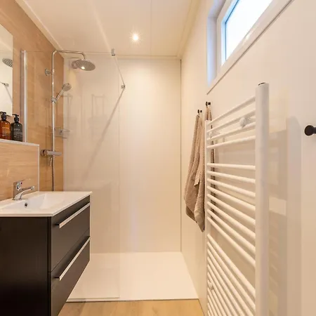 In 't Groene Hart On The Water, Cleaning Included Holiday home Oud Ade